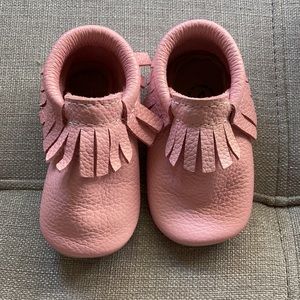Minimoc Bubblegum fringe moccasin, size 4